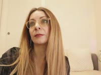 Hi, my name is Luna, an Italian and indipendent model, working from my home. I