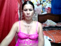 Soy una mujer de estatura pequeña pero con unas ganas de sexo enorme, soy alegre me gusta ser complaciente ven a jugar conmigo