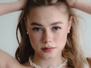 girl showing tits BrittaniBrogren