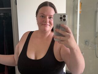 camgirl playing with vibrator Carinabro