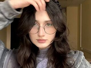 cam girl playing with vibrator DianneBrowie
