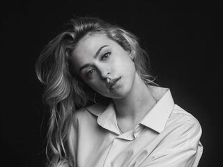 camgirl playing with sextoy GwynethHibbits