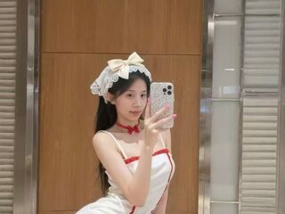 camslut showing pussy LilyYuan