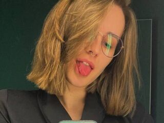 camgirl masturbating with dildo LounaBorges