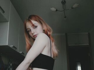 camgirl playing with dildo MaeEastes