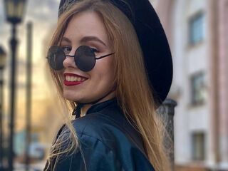 live strip tease show MaiaOshman