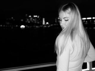 cam girl playing with dildo MariBrandel