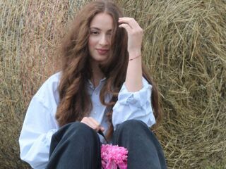 naughty cam girl fingering shaved pussy MoonSany