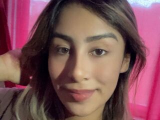 cam girl playing with vibrator NovaQuenn