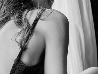 hot cam girl fingering pussy RemaRoy