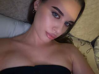 nude camgirl pic RhiannonJumper