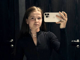 camgirl masturbating with sex toy SilvaNayee